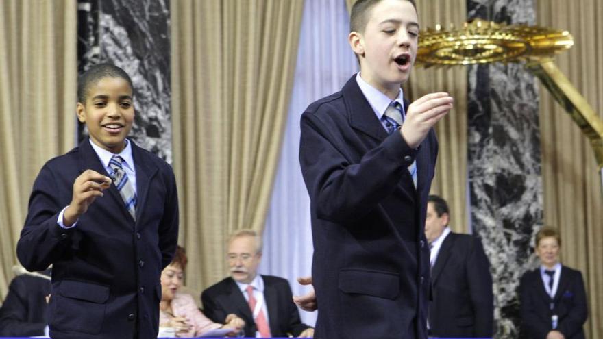 Los niños del colegio de San Ildefonso cantando el premio Gordo.