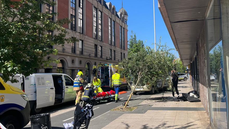 Un turismo invade un carril bici tras un accidente con un autobús en Vitoria
