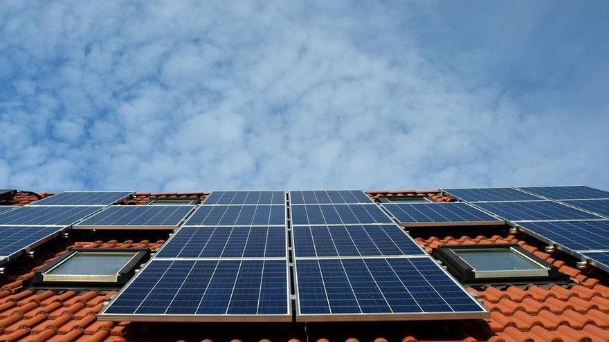 Los paneles solares aprovechan los rayos del sol para producir energía.