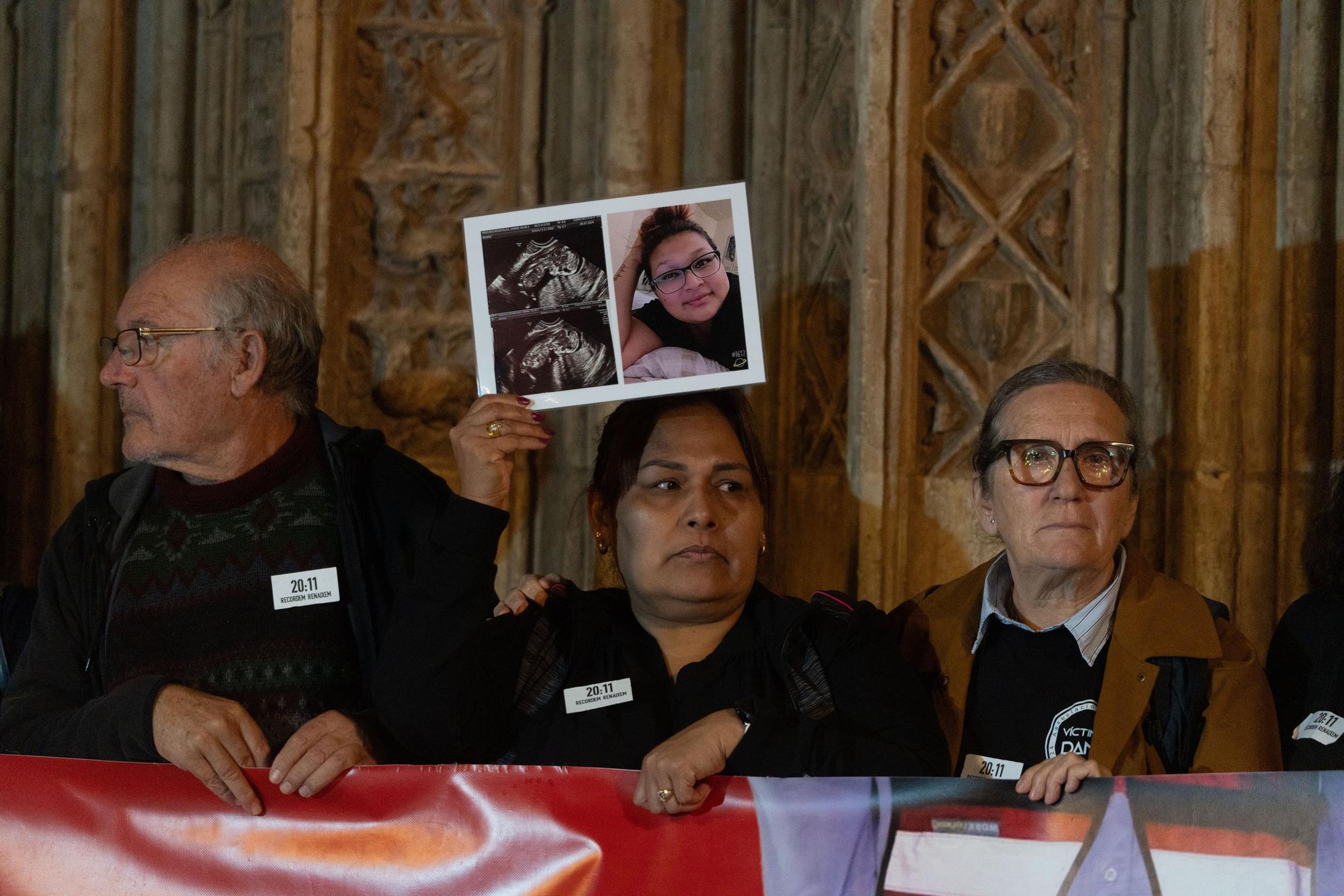 Una concentración ciudadana en València celebra la marcha de Mazón