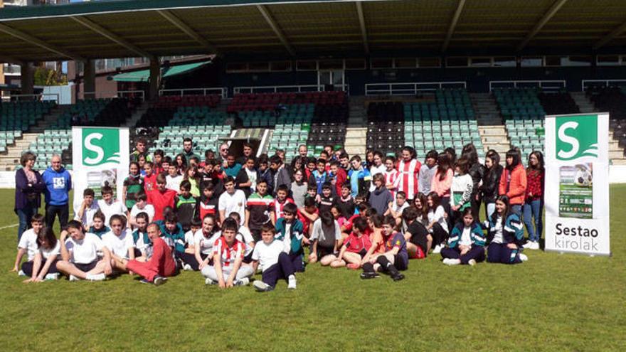 Cerca de 150 jóvenes se dieron cita en Las Llanas donde se celebrará el torneo solidario.Foto: DEIA