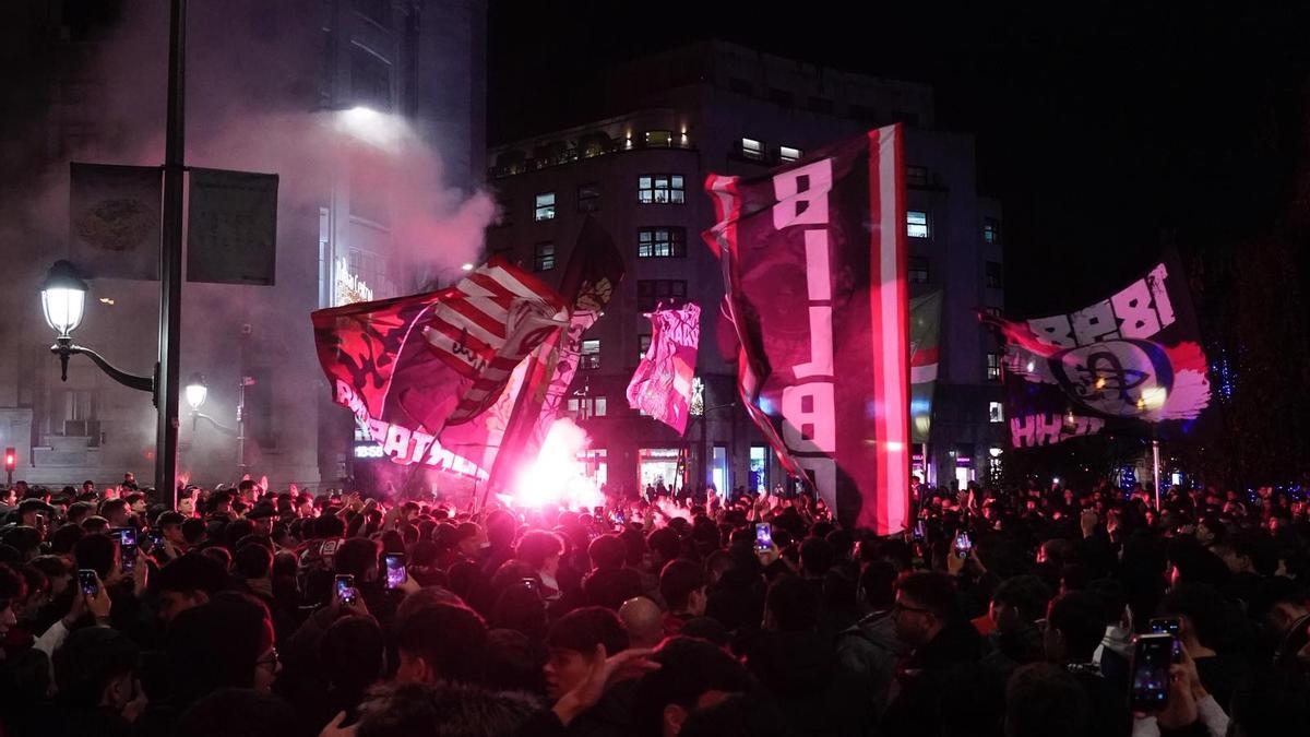 Gran ambiente en Moyúa a la espera de la salida del Athletic