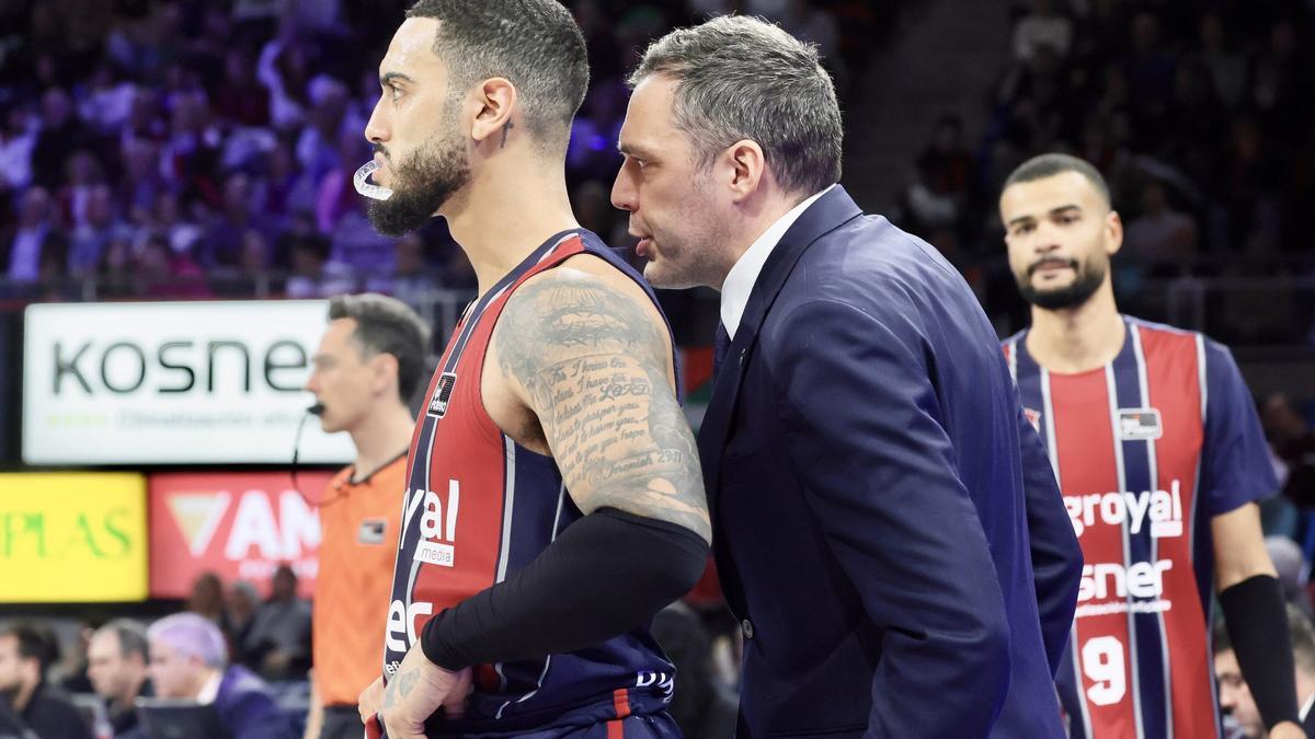 Galbiati le da instrucciones a Howard durante el derbi contra Bilbao basket en el Buesa Arena