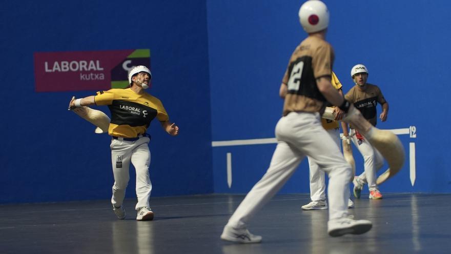 En imágenes: Goixerri-Lekerika vencen a Barandika-Zabala en la primera semifinal del Master Series de Mungia de cesta punta.