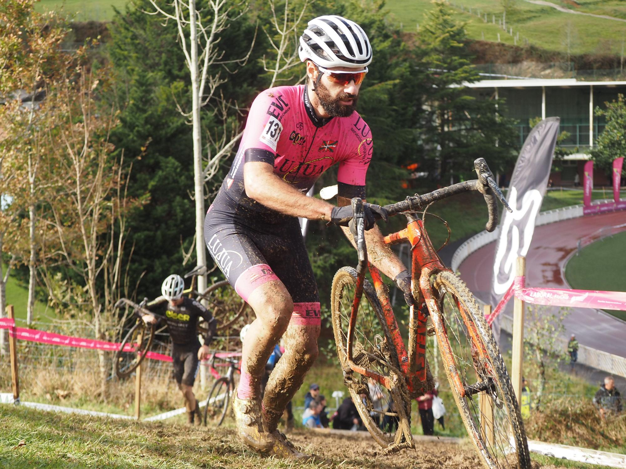 El barro se sumó al espectáculo de ciclocross en Elgoibar