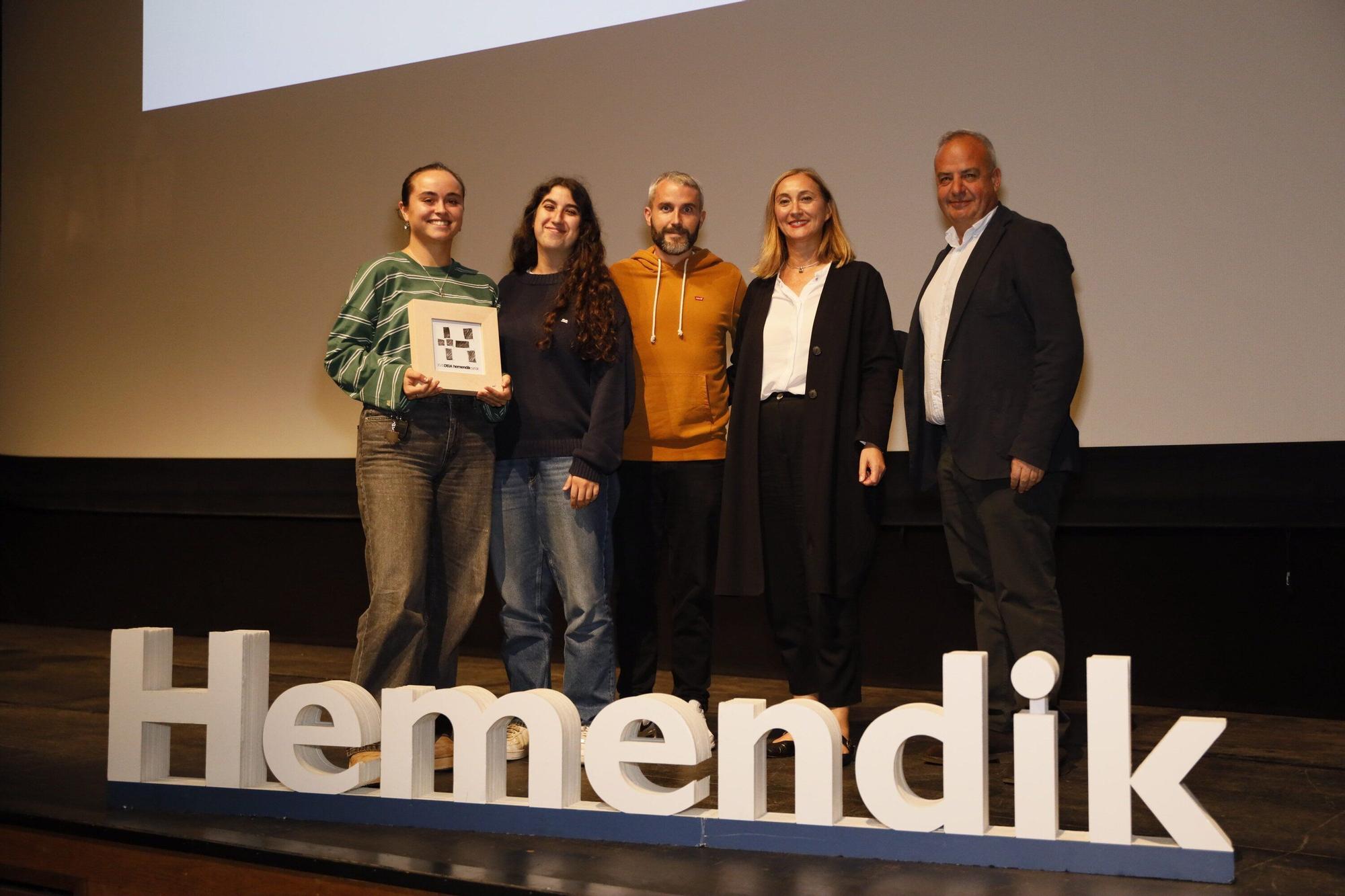 Izortze Segura, Naroa Renovales y Asier Arévalo del Futbol Sala Zierbena recogieron el galardón de manos del alcalde de Zierbena, Eugenio Mendikote y Etor Gorroño del Grupo Meuri.