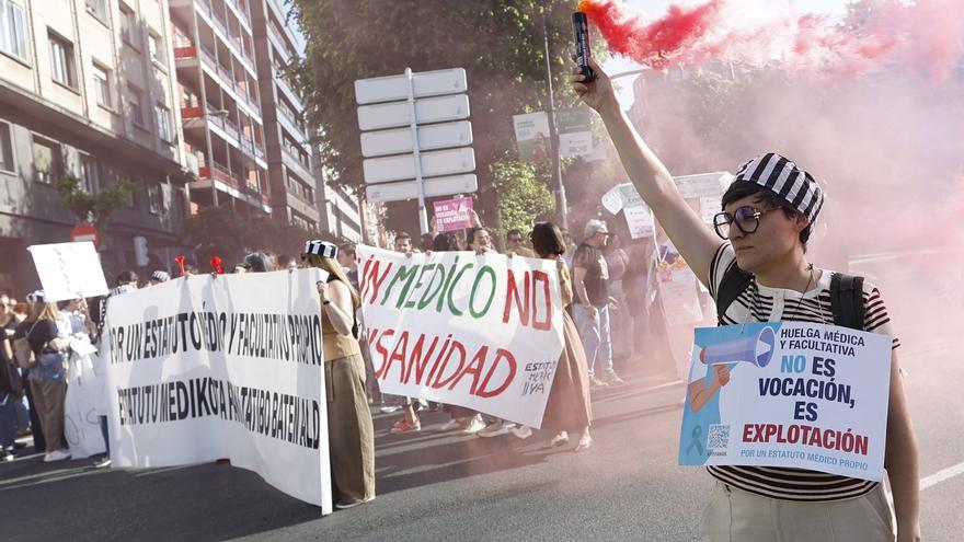 El hastío de los médicos inunda las calles de Bilbao cuando se cumplen 17 días de huelga