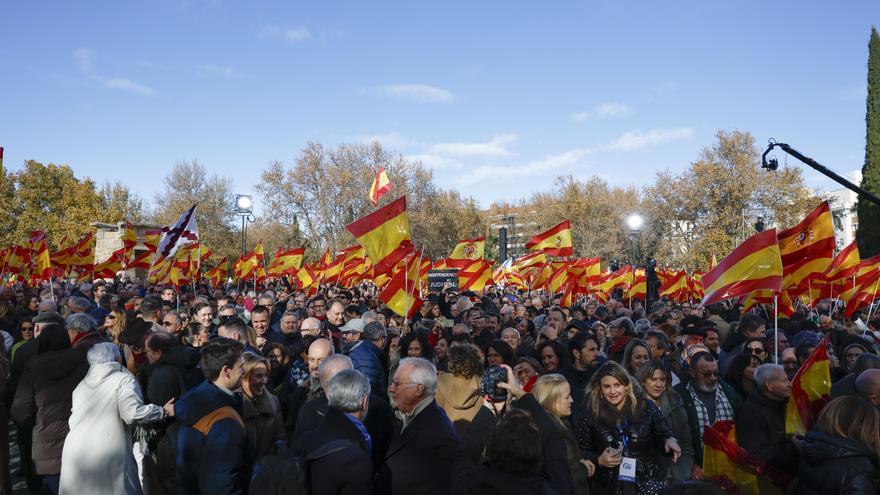 Miles de personas inundan con banderas de España la protesta del PP en Madrid para pedir elecciones anticipadas
