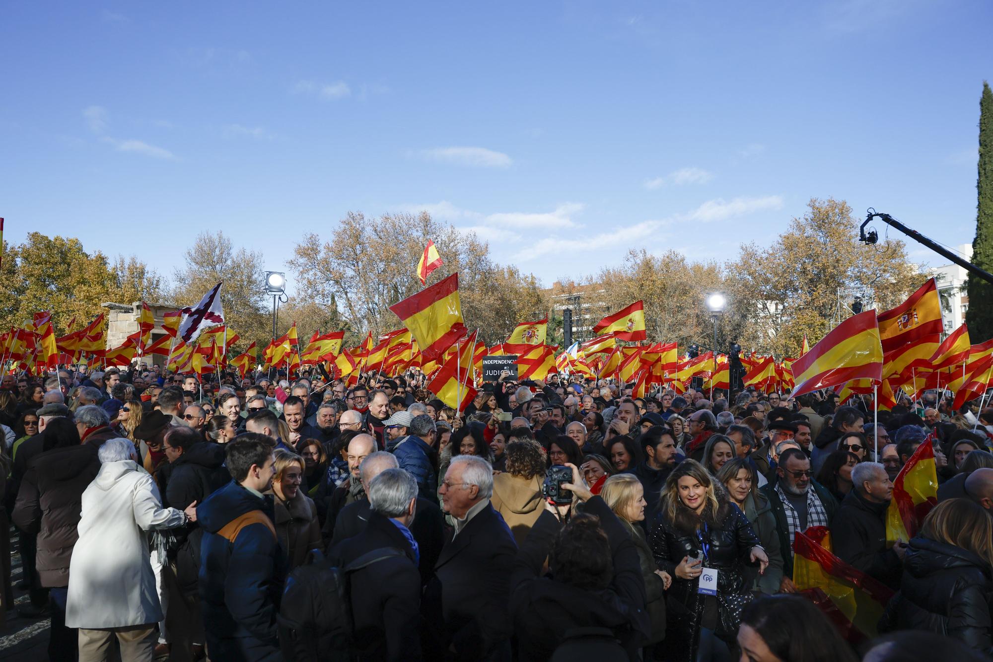 En imágenes: Miles de personas inundan con banderas de España la protesta del PP en Madrid para pedir elecciones anticipadas