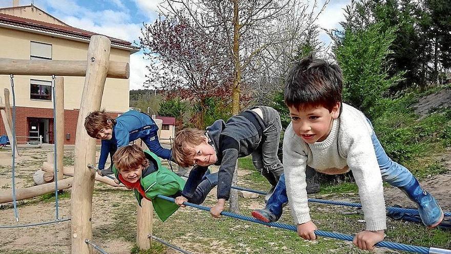 Algunos alumnos de la ikastola, jugando en el patio.