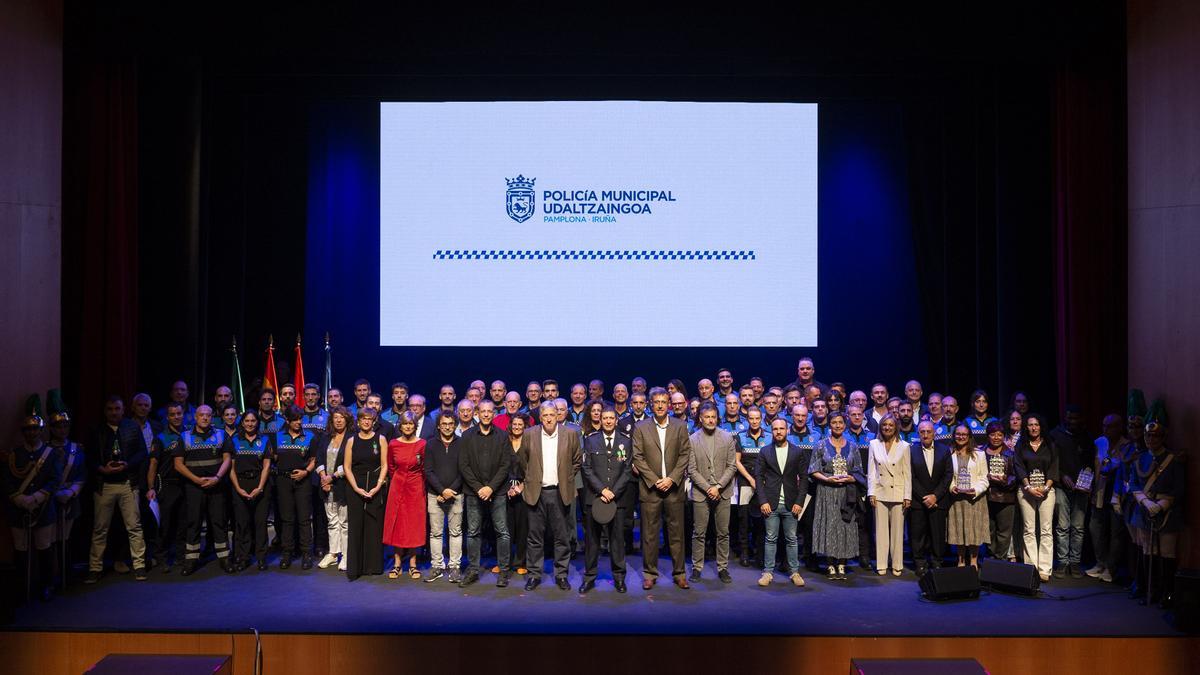La Policía Municipal de Pamplona ha celebrado la festividad de San Miguel con la entrega de más de 60 medallas, felicitaciones y reconocimientos a agentes y ciudadanía.