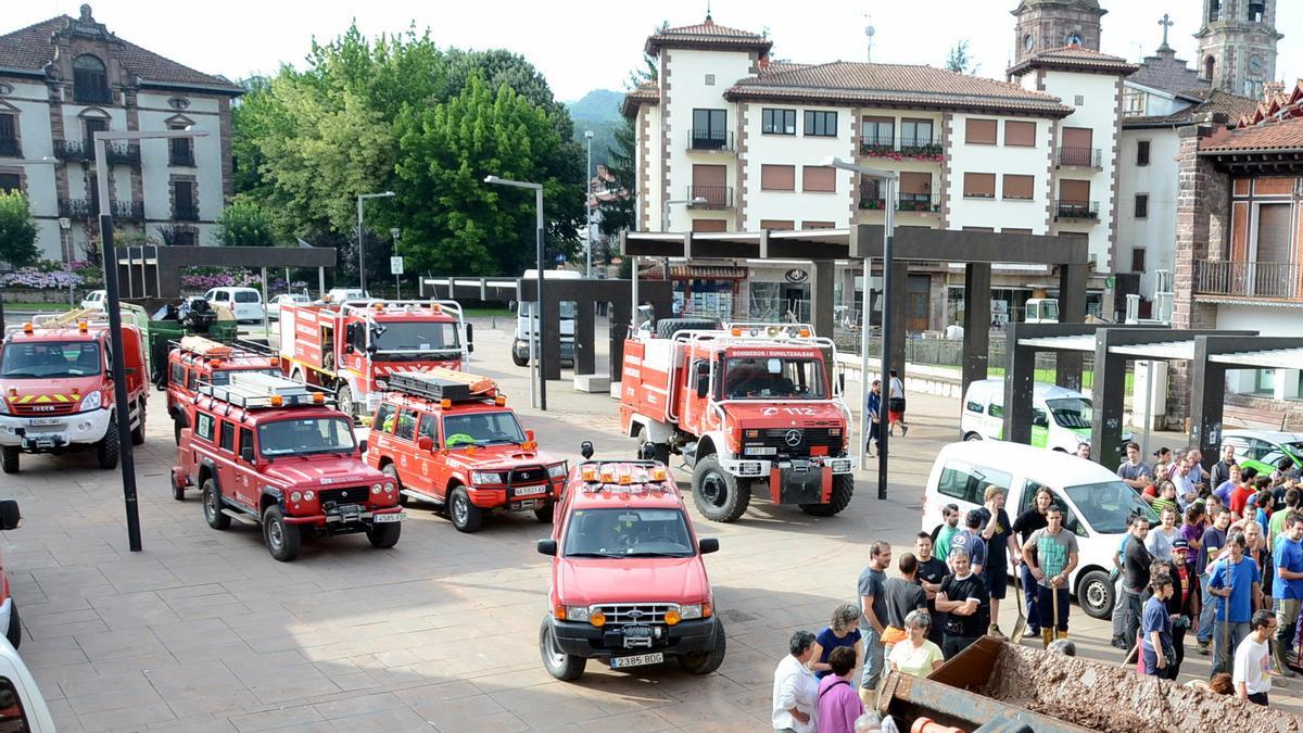 Vehículos de Bomberos de Navarra en la Plaza de los Fueros de Elizondo tras las inundaciones de 2014