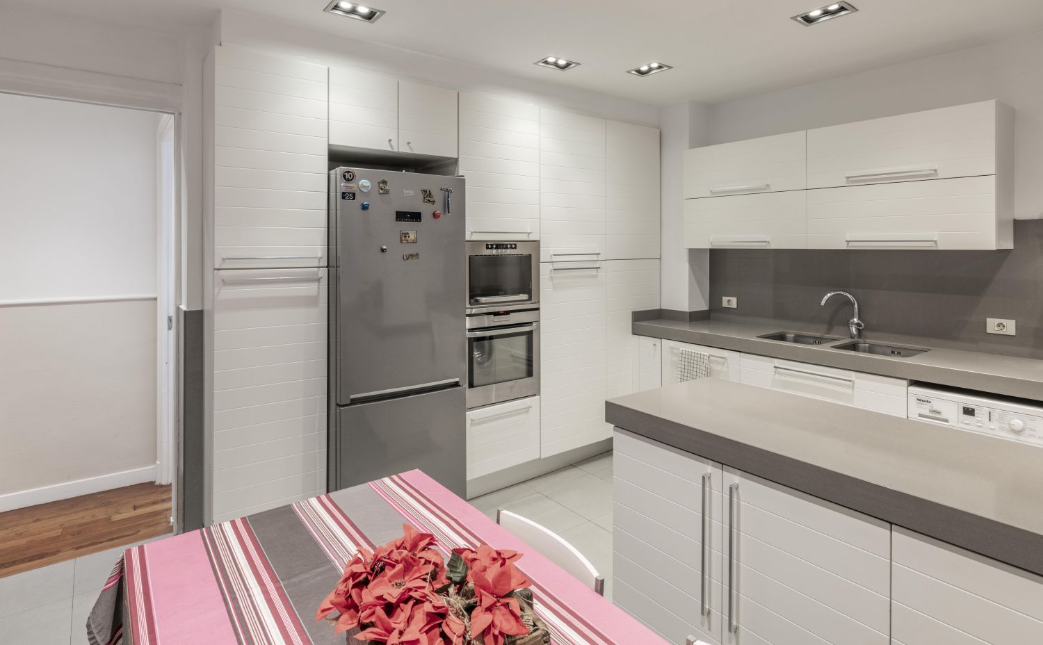 Magnífica propiedad en venta ubicada en un edificio señorial, situada en una de las zonas más elegantes del céntrico barrio de Gros