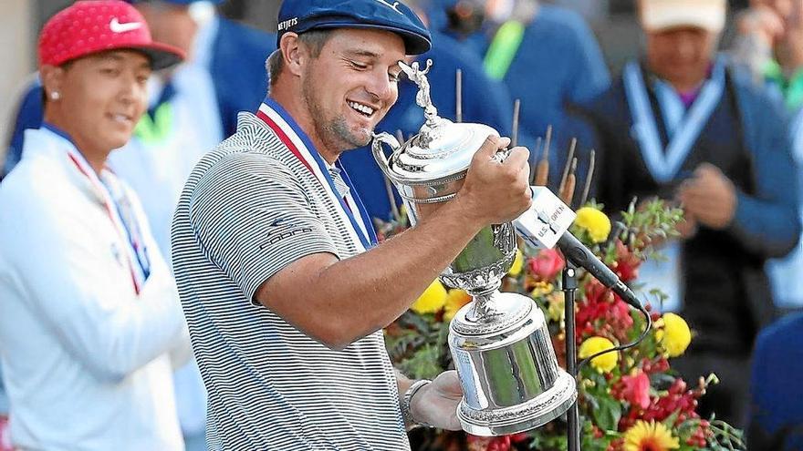 Bryson DeChambeau exhibe sonriente el trofeo de ganador del US Open, su primer major. Foto: Afp