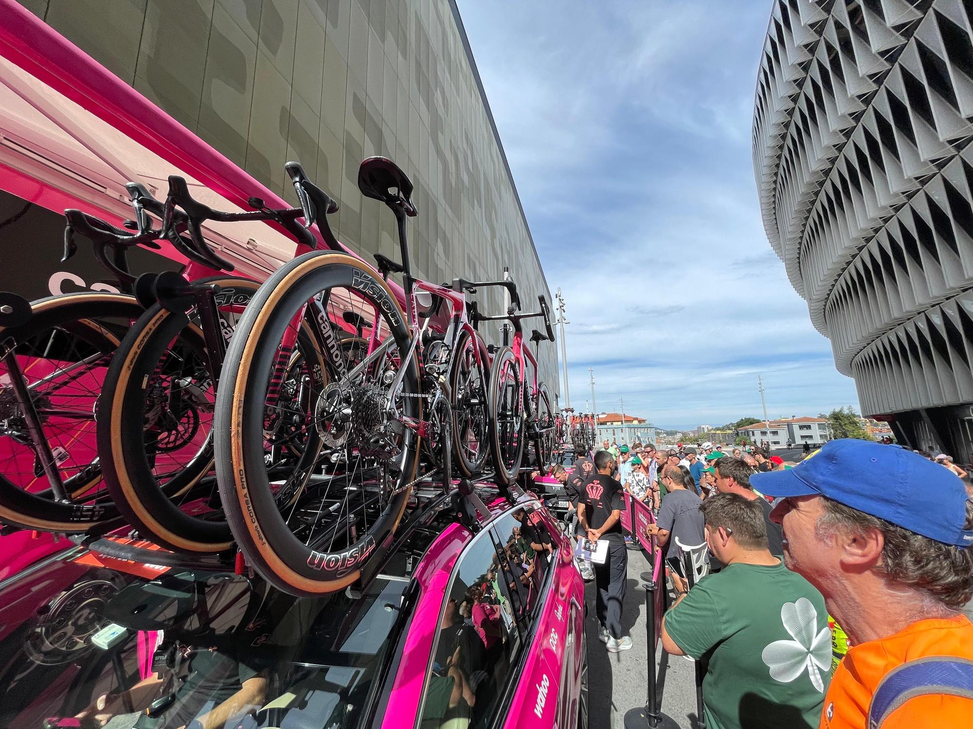 La Vuelta llega a Bizkaia: las imágenes del montaje en Bilbao
