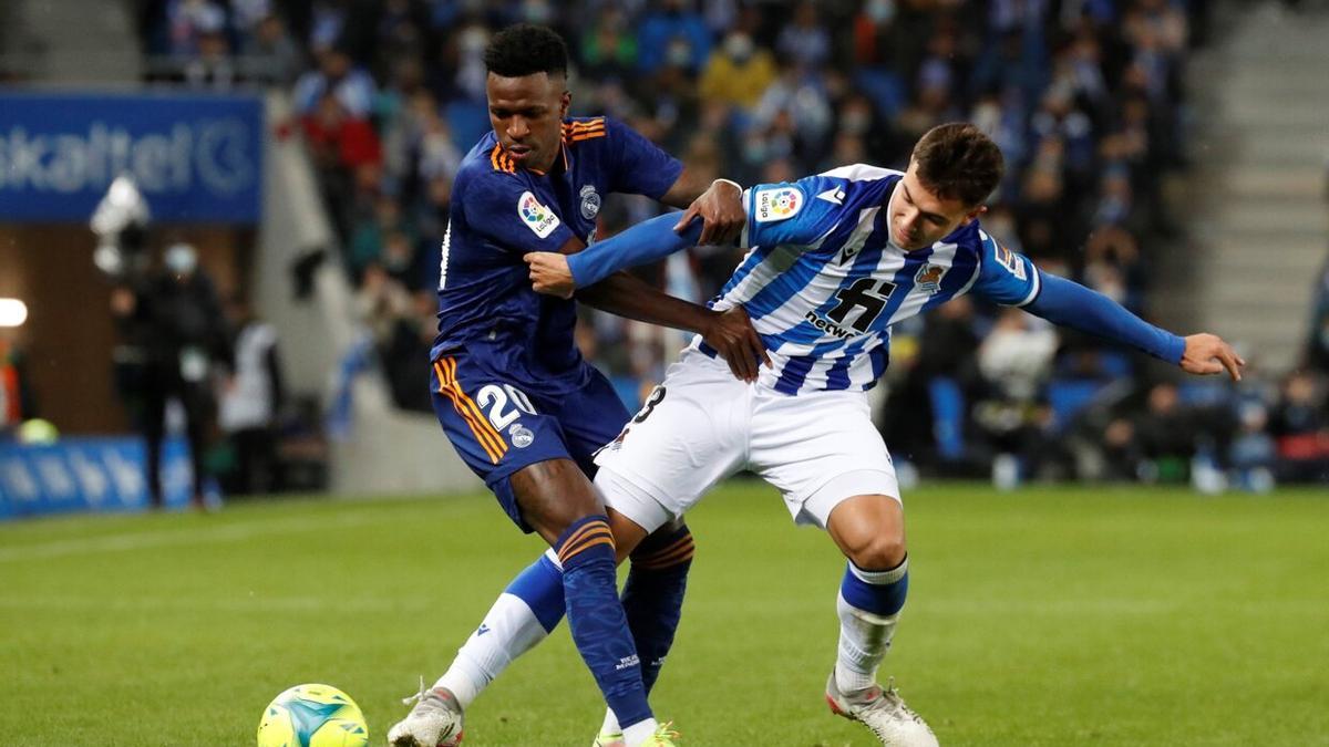 Vinicius y Zubimendi pugnan por un balón durante la última visita del Real Madrid a Anoeta.