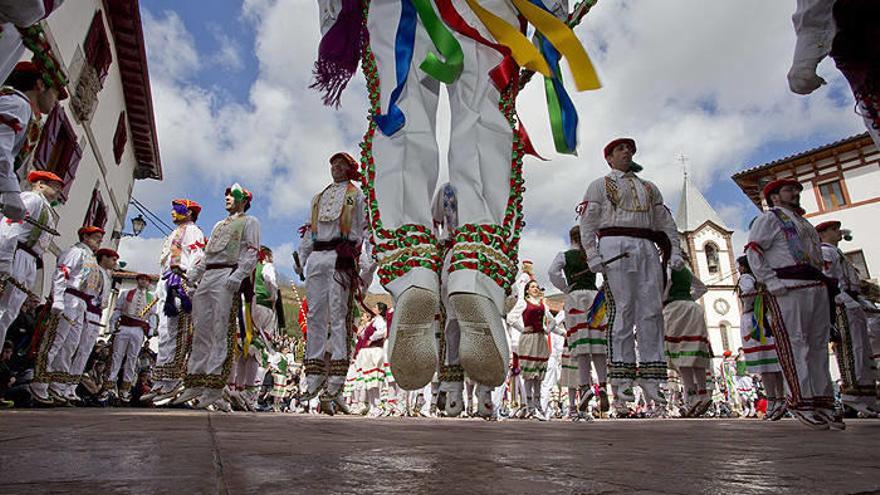 La plaza de Santiago de Luzaide-Valcarlos se llenó de color durante uno de los bailes de los Bolantes.
