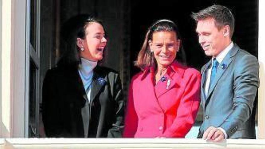 La princesa Estefanía con sus hijos, Pauline y Louis.