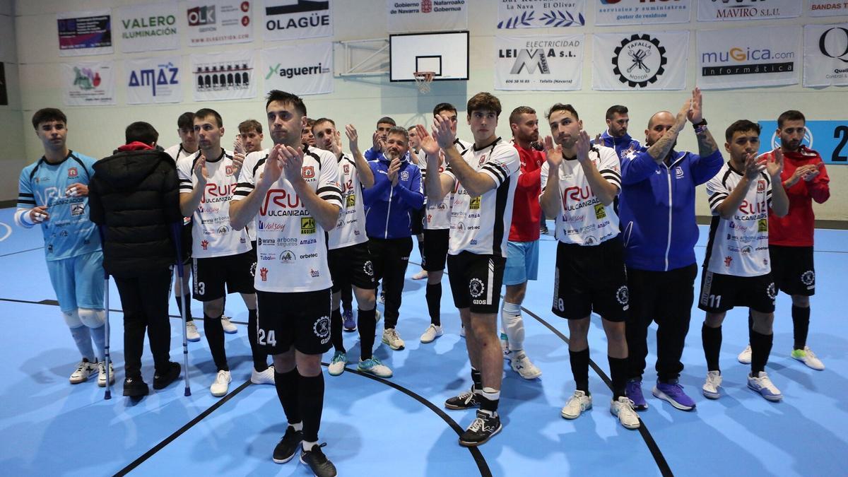 Los jugadores del Vulcanizados Ruiz Tafa agradecen al público su apoyo tras la finalización del encuentro.