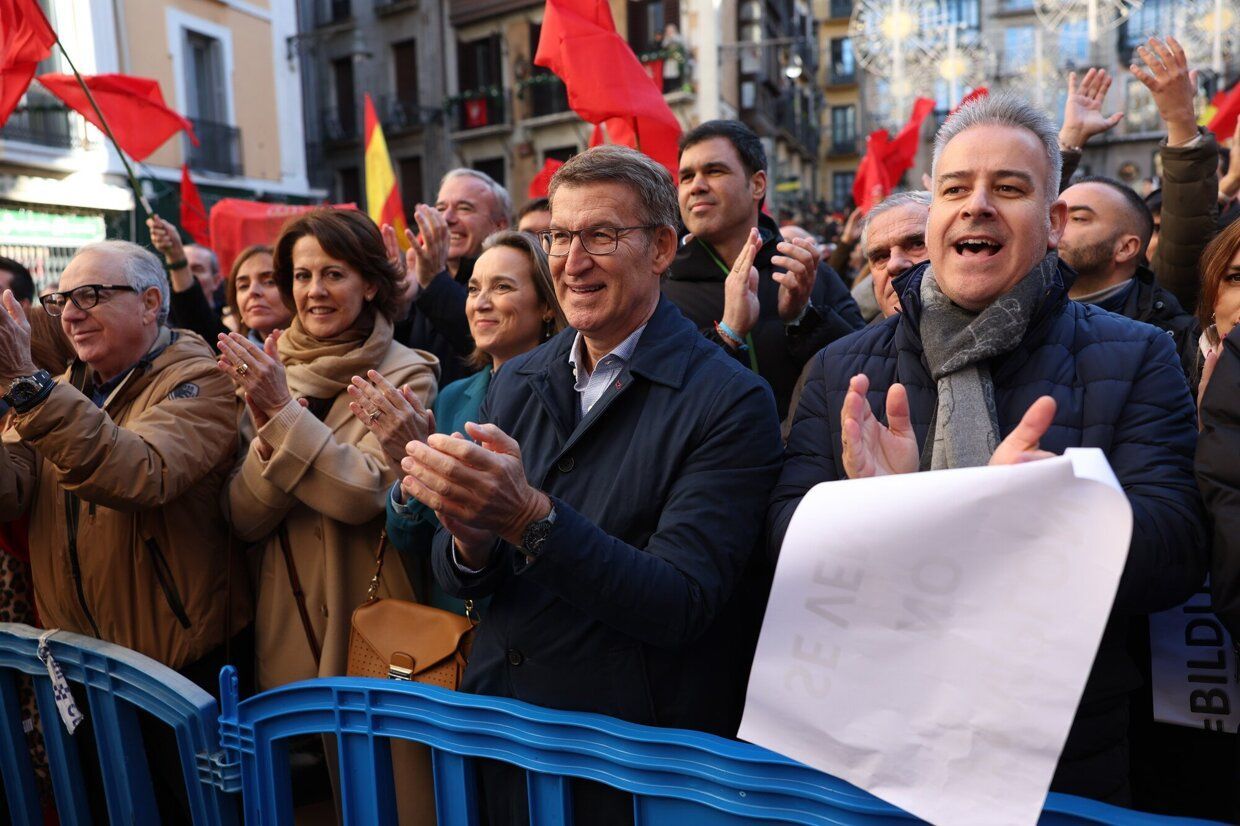 Imágenes de la concentración contra la moción de censura en Iruñea