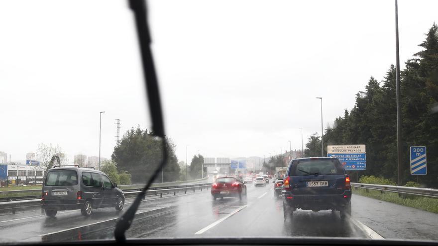 Bizkaia testará una nueva pintura para las marcas viales visible con lluvia