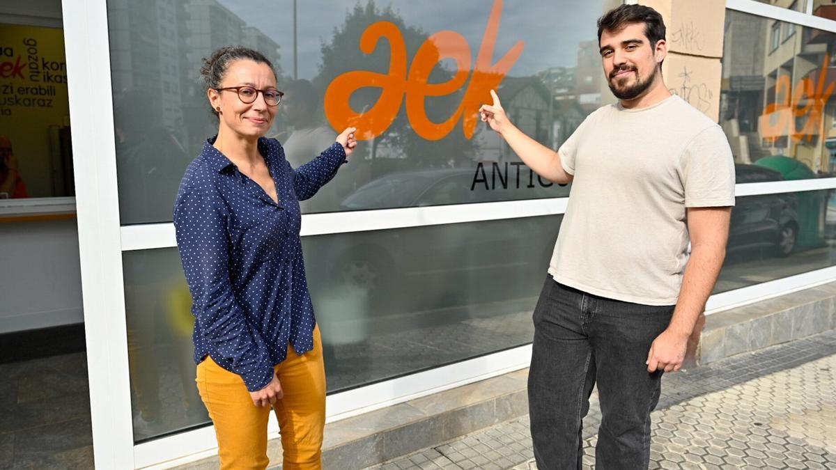 Claire Tonelé eta Daniel Garcia Antiguako euskaltegian.