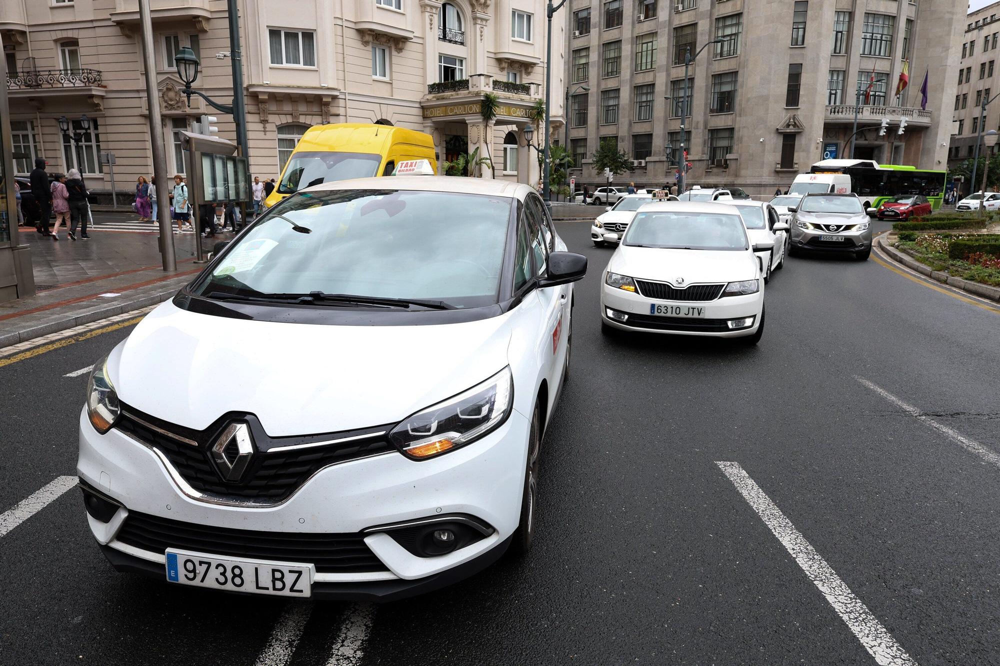 En imágenes: Taxistas reclaman en Bilbao inspecciones a Uber y Cabify