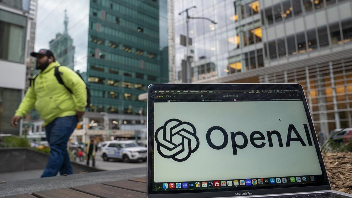 Un ordenador muestra el logotipo de OpenAI en Nueva York.