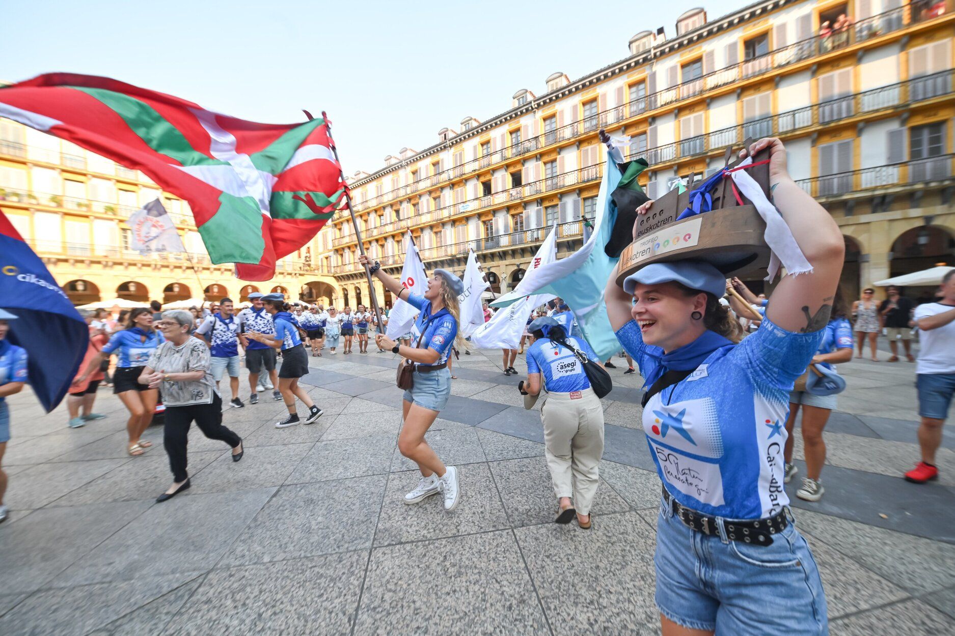 Donostia Arraun Lagunak exhibe sus banderas y la Liga Euskotren