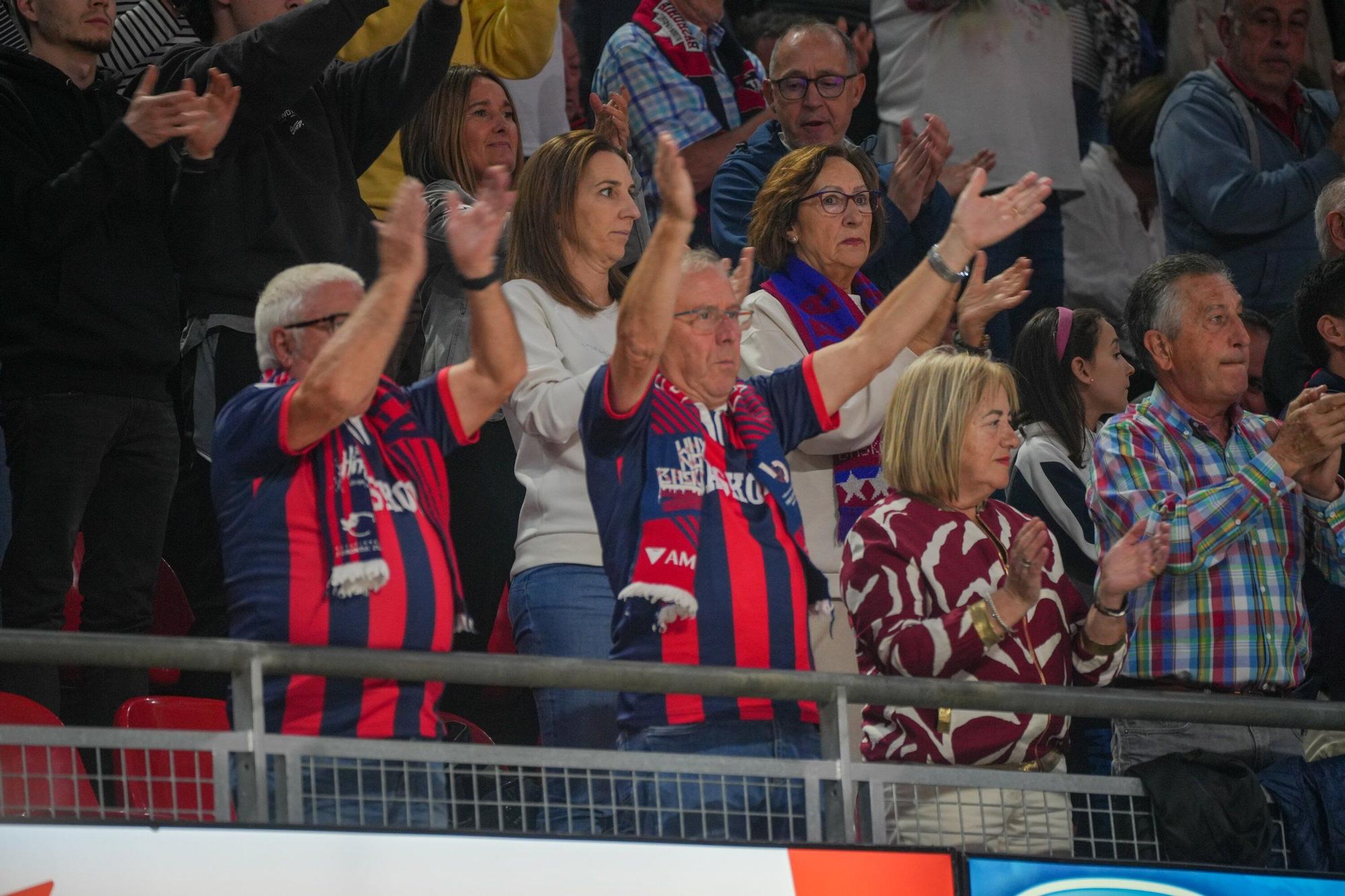 En imágenes: Ambientazo en el Baskonia-Panathinaikos (¡Búscate en las fotos!)