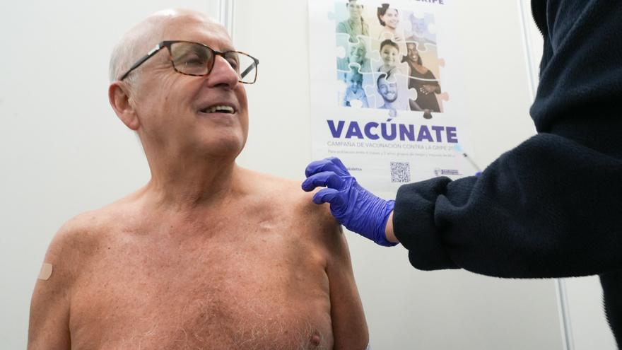 Los primeros en vacunarse en La Casilla: mañana frenética con muchas anécdotas