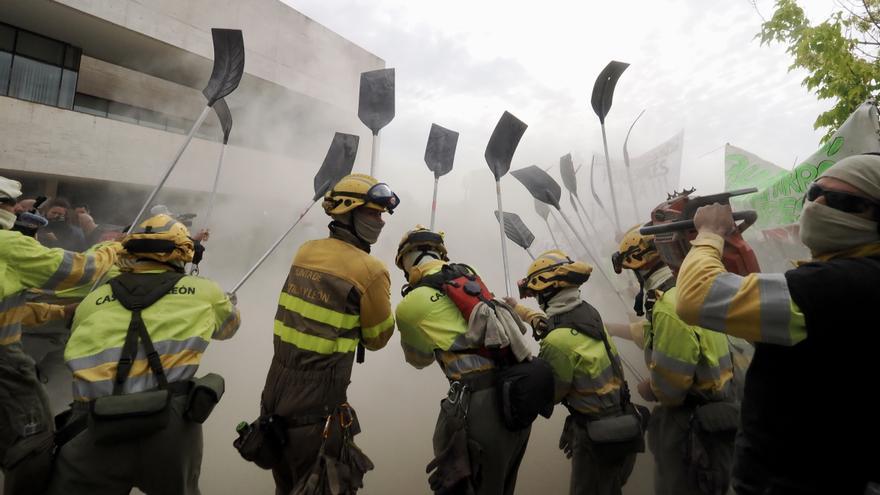 Bomberos forestales protestan frente a las Cortes de Castilla y León durante la comparecencia de Mañueco