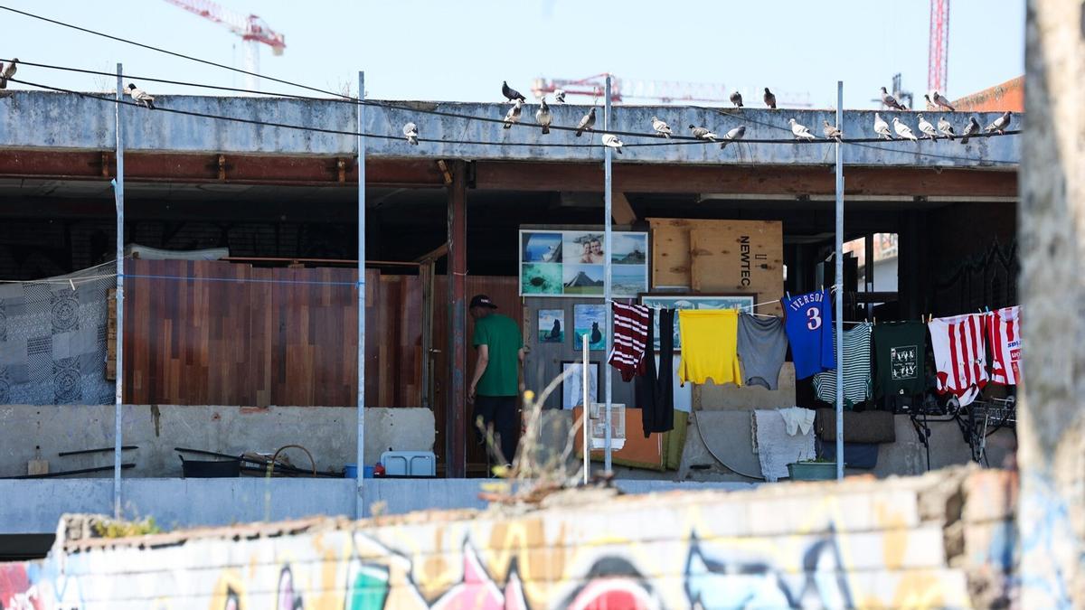 Gente sin hogar en la zona de Zorrotzaurre.