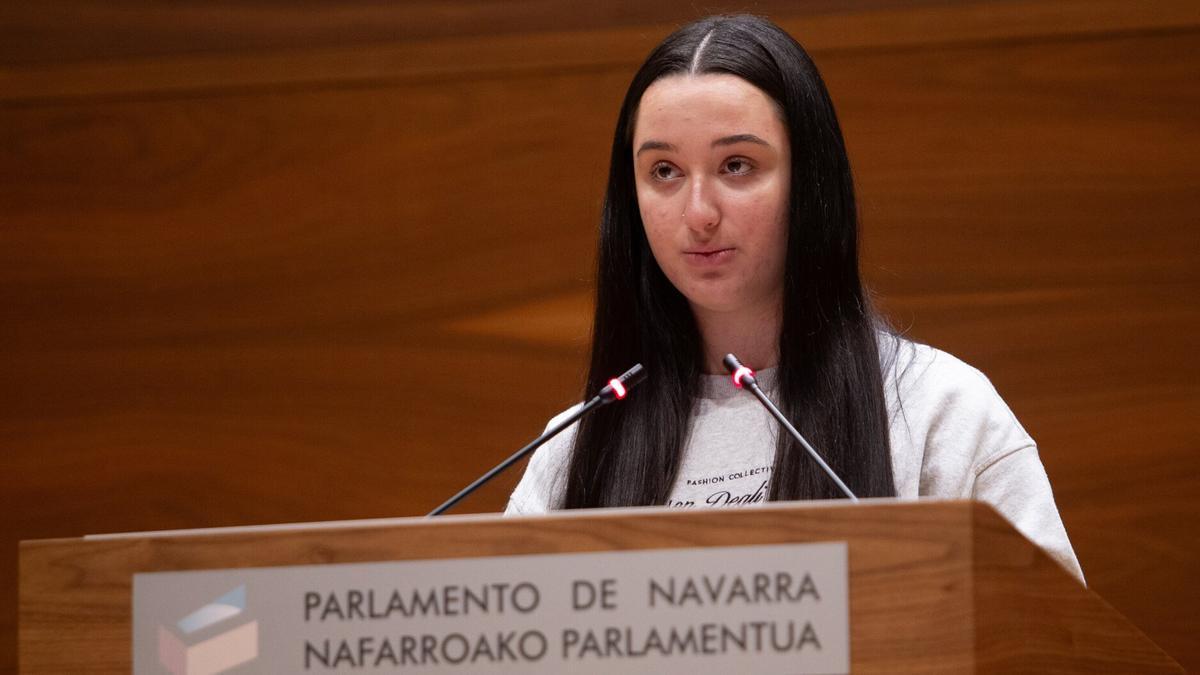 Leyre Ruiz Ancín, durante la lectura del manifiesto ‘Por una Navarra más habitable’.