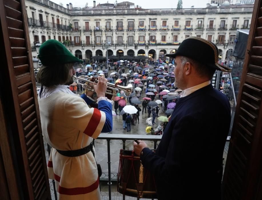 Retreta desde el Ayuntamiento de Vitoria.