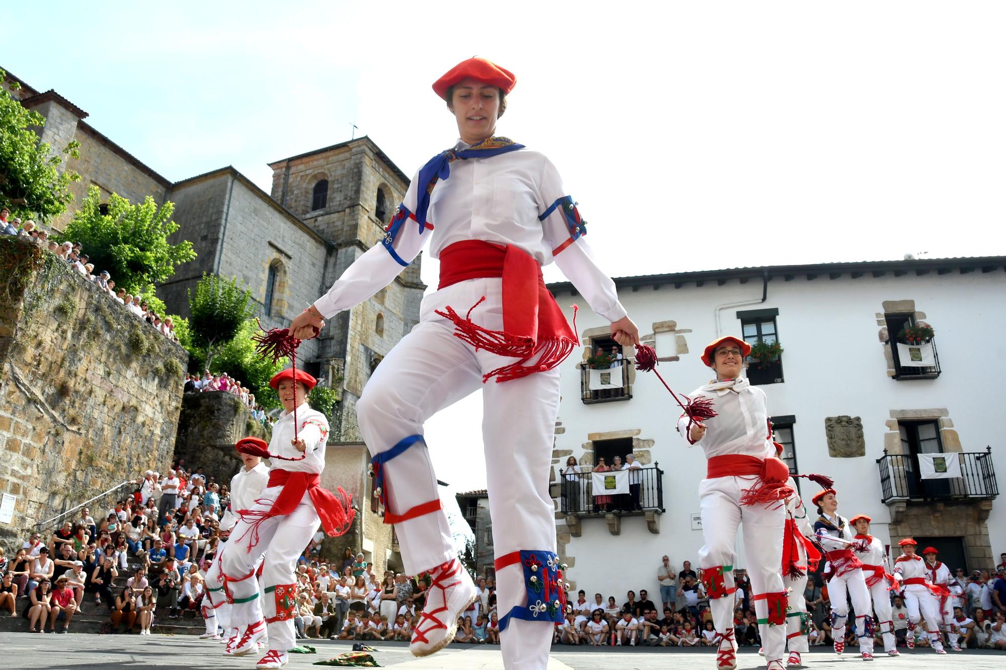 Bera celebra su día grande a ritmo de dantzas