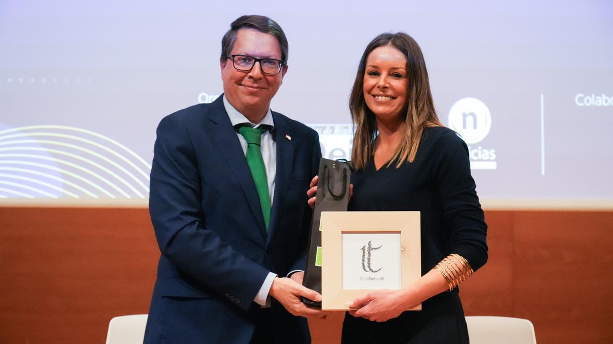 Una emocionada Azucena Ordoñez recibiendo su galardón