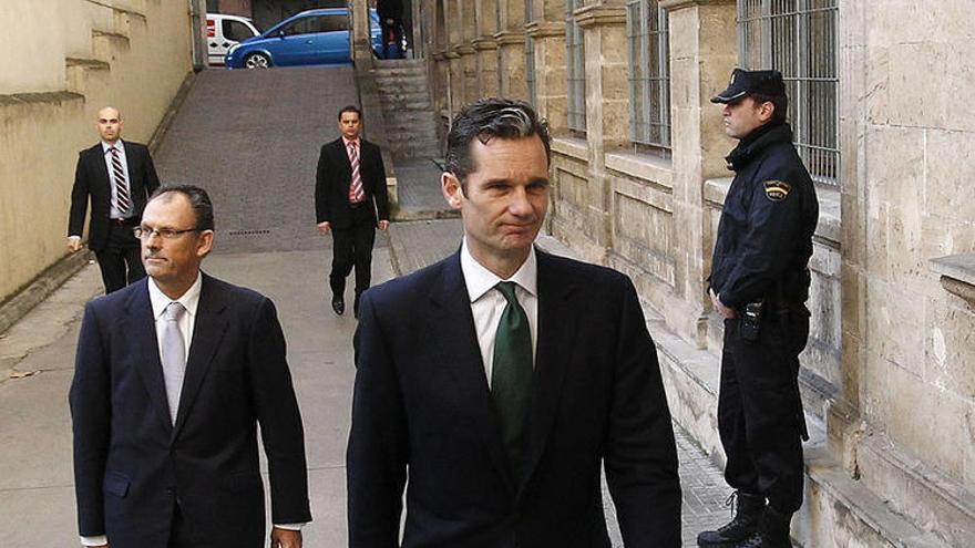 Urdangarin y su abogado, al ir a declarar en enero de 2012.