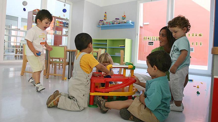 Niños jugando con sus educadoras en el primer día de clase (vuelta al cole) de las escuelas infantiles.