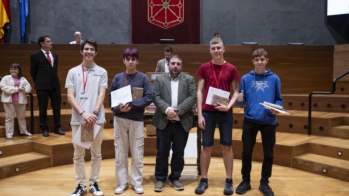 Los alumnos del IES Iturrama BHI, segundos en euskera, durante la entrega de premios.