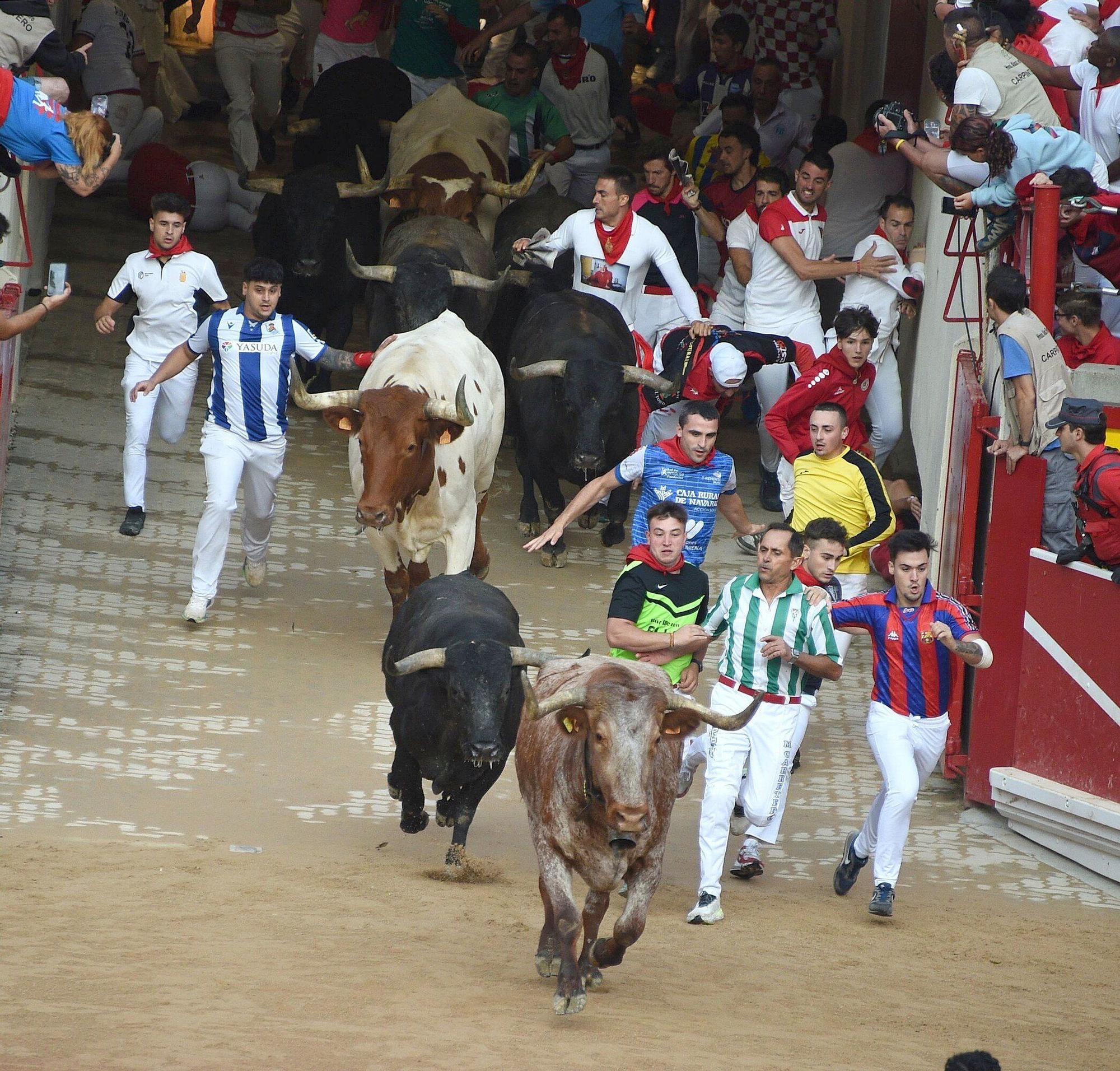 Fotos del octavo encierro de San Fermín con toros de Miura