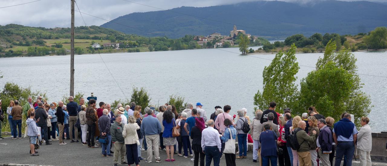 En imágenes: Homenaje a los pueblos desaparecidos por el embalse de Ullíbarri-Gamboa