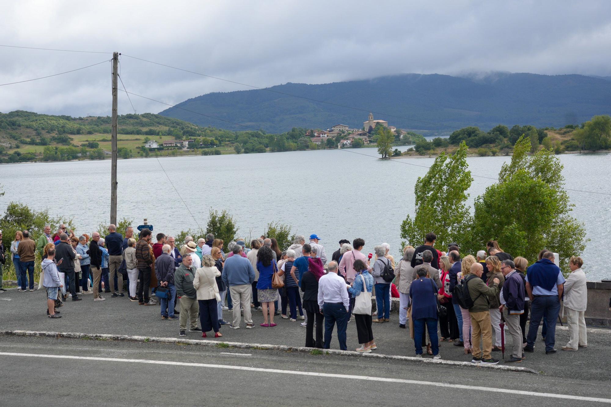 En imágenes: Homenaje a los pueblos desaparecidos por el embalse de Ullíbarri-Gamboa