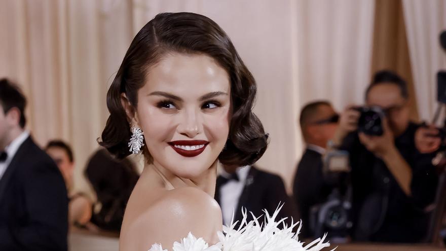 Entre transparencias y sobriedad: contraste en la alfombra roja de los Globos de Oro