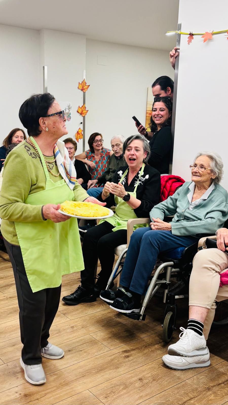 En imágenes: Una tarde de historias, cariño y tortillas con los mayores de Vitoria