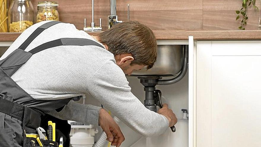 Esta es la guía para entender los cuatro problemas de fontanería más comunes y cómo solucionarlos