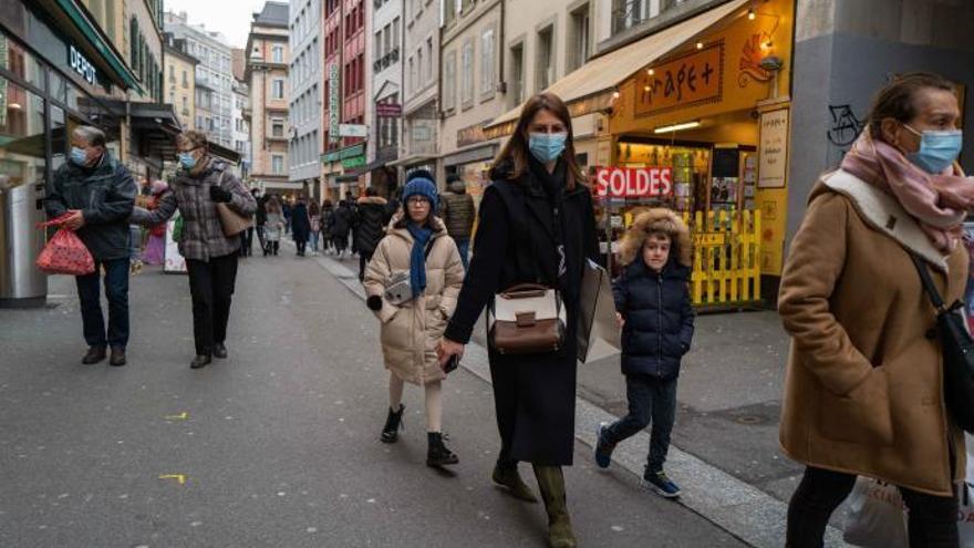 Gente por las calles de Lausana, Suiza.