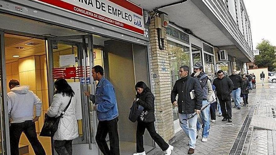 Personas esperan para darse de alta en las listas de desempleo.