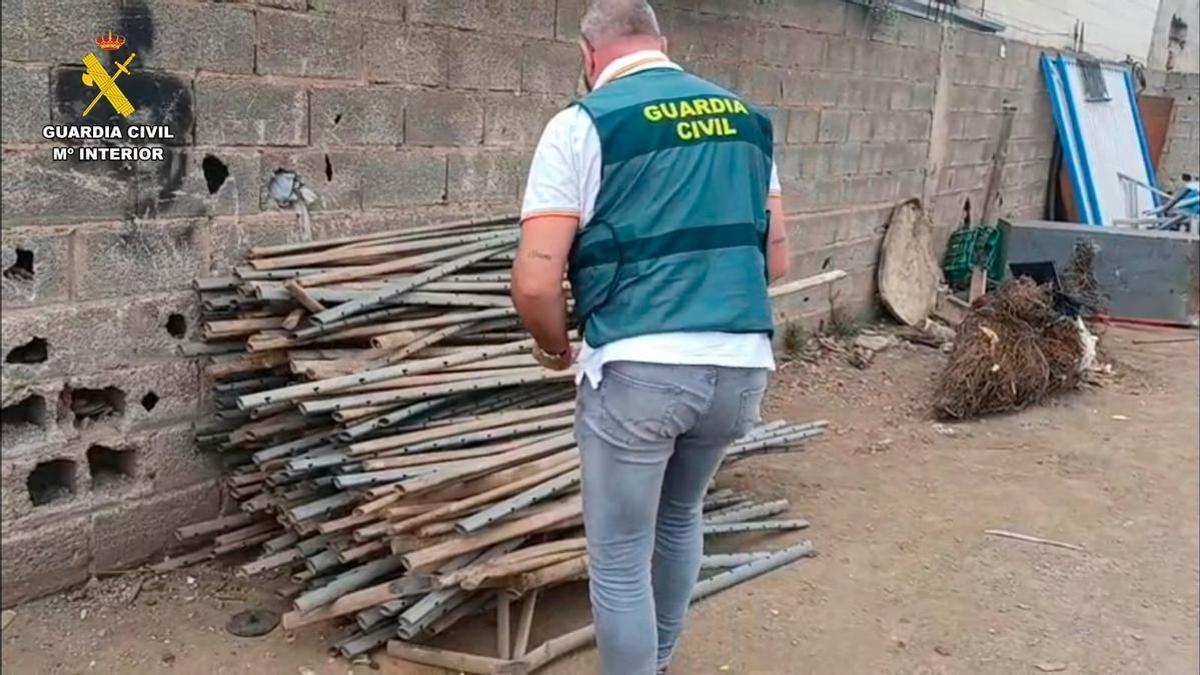 Un agente de Guardia Civil, con los postes robados.