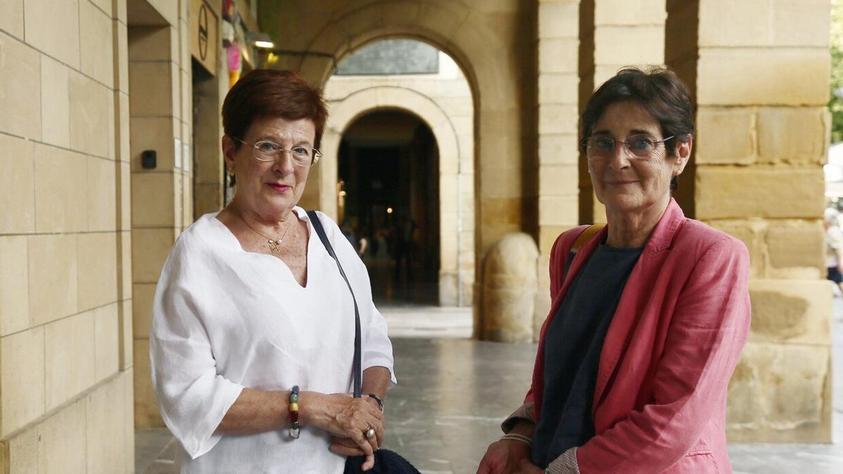 La sanitaria jubilada Belén Zaldibar, a la izquierda, junto a una compañera de promoción.